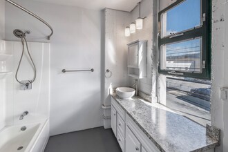 6221 Hollis St in Emeryville, CA - Building Photo - Building Photo