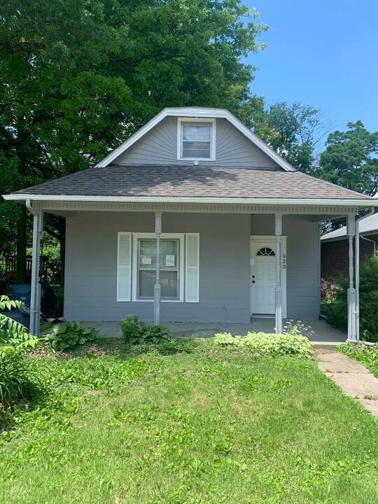 920 N High St in Sugar Creek, MO - Building Photo