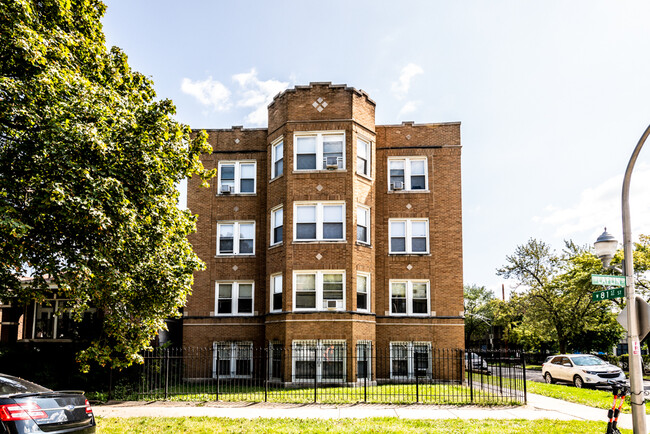 8057 S Laflin Ave in Chicago, IL - Foto de edificio - Building Photo