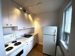 9 Elmsdale Rd in Toronto, ON - Building Photo - Building Photo