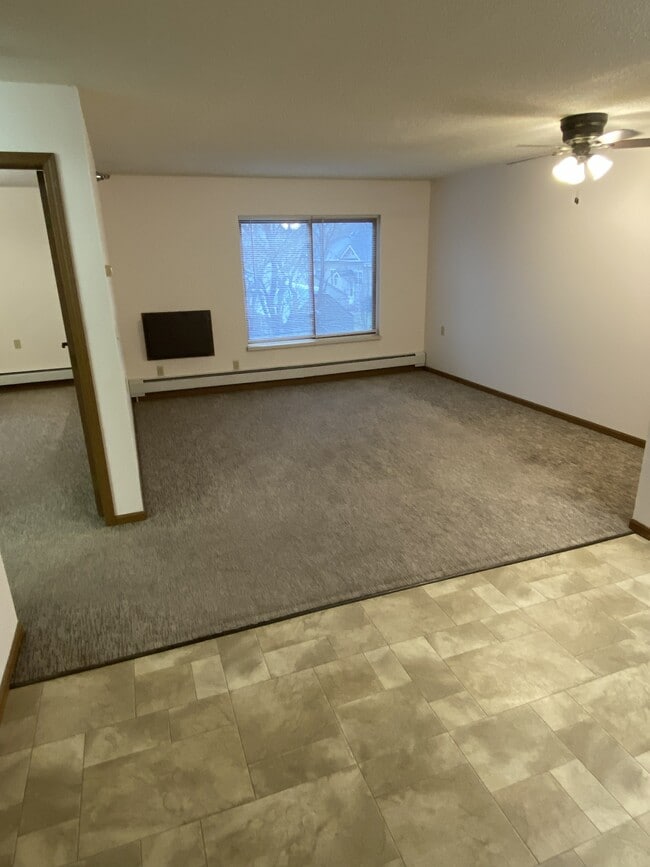 Sunshine Apartments in Worthington, MN - Foto de edificio - Building Photo