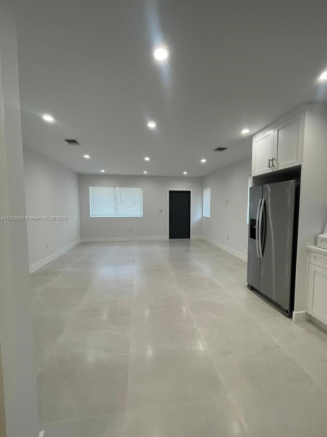 6331 SW 23rd St in Miami, FL - Foto de edificio - Building Photo