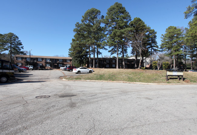 200 E Six Forks Rd in Raleigh, NC - Foto de edificio - Building Photo