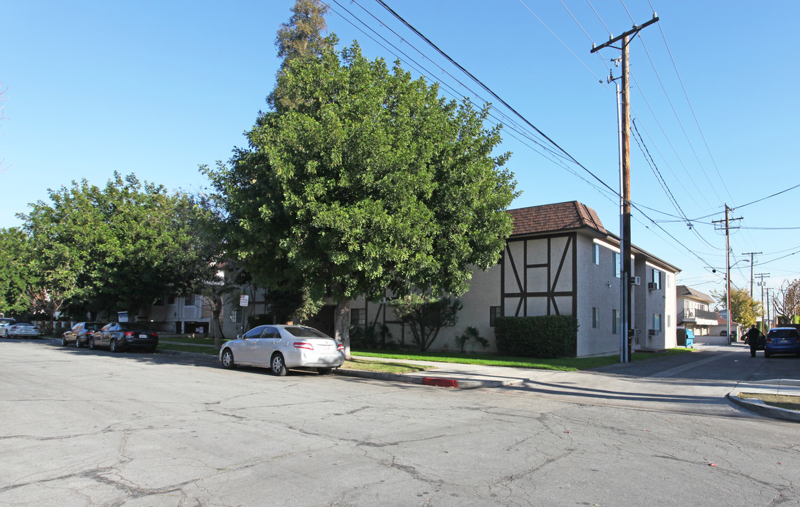 260 W Ash Ave in Burbank, CA - Building Photo