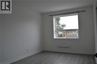 2224 Kingston Rd in Toronto, ON - Building Photo - Building Photo