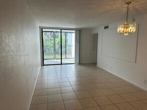 212 Lake Pointe Dr in Oakland Park, FL - Building Photo - Building Photo