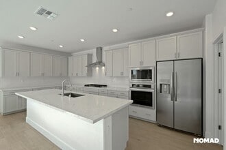 8017 Roundhouse Lp in Roseville, CA - Foto de edificio - Building Photo