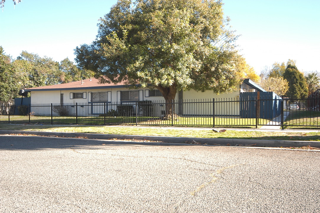 1016 Oxford Dr in Redlands, CA - Foto de edificio