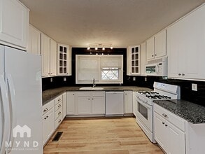 1081 McCalla St NE in Conyers, GA - Foto de edificio - Building Photo