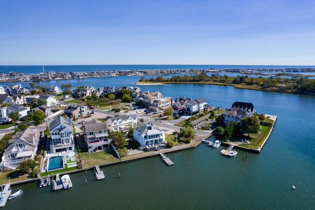 98 Waterman Ave in Rumson, NJ - Building Photo - Building Photo