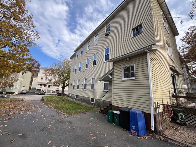 53 Charlotte St, Unit 1 in Worcester, MA - Foto de edificio - Building Photo