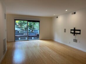 1250 N Kings Rd, Unit 301 in West Hollywood, CA - Building Photo - Building Photo
