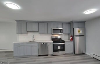 130 1st St in Elizabeth, NJ - Building Photo - Building Photo