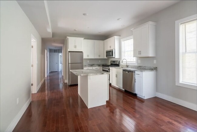 33 Covington St, Unit 3 in Boston, MA - Foto de edificio - Building Photo