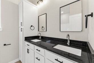 1504 Clay St in Brenham, TX - Building Photo - Building Photo