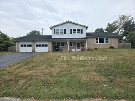 653 Devonshire Dr in Carlisle, PA - Building Photo