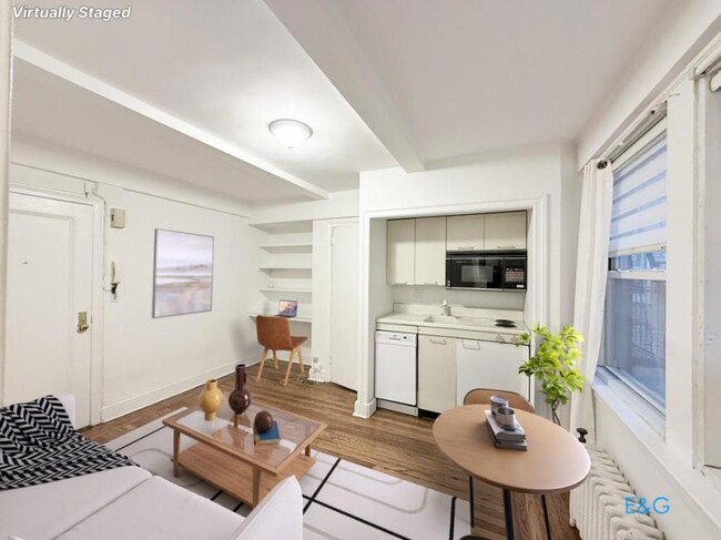 321 E 43rd St in New York, NY - Building Photo - Building Photo