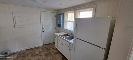 2306 Bay St in Morehead City, NC - Building Photo - Building Photo