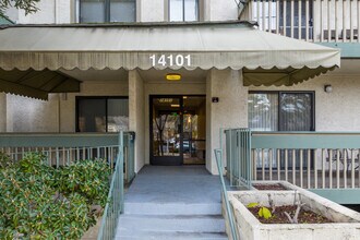 Courtyard Apartments in San Leandro, CA - Building Photo - Building Photo