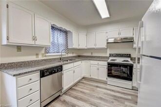 115 S Mendenhall St in Greensboro, NC - Building Photo - Building Photo