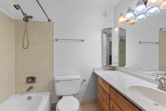30 E Huron St, Unit 2003 in Chicago, IL - Building Photo - Building Photo