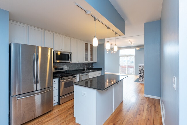2356 N Elston Ct in Chicago, IL - Building Photo - Building Photo
