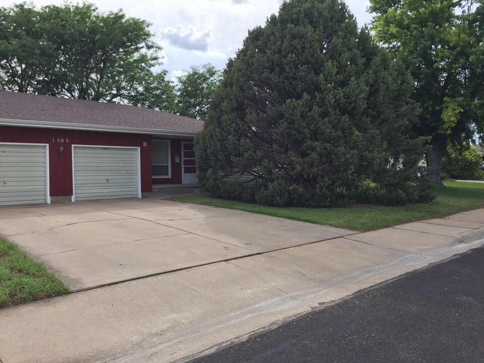 1505 Haney Dr, Unit Apt B in Hays, KS - Foto de edificio