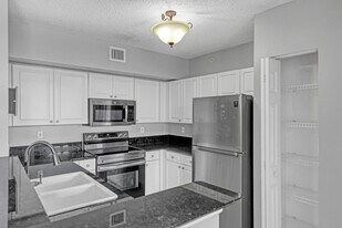 651 Okeechobee Blvd in West Palm Beach, FL - Building Photo