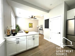 3837 N Wilton Ave, Unit 2 in Chicago, IL - Building Photo - Building Photo