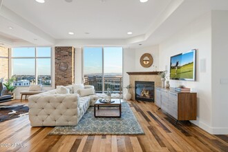 2211 E Camelback Rd in Phoenix, AZ - Foto de edificio - Building Photo