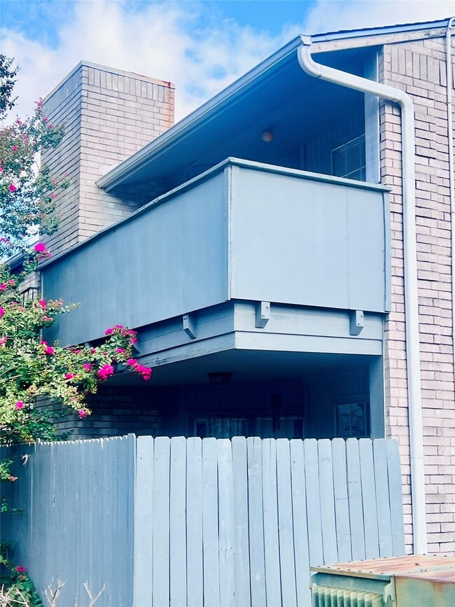 9797 Leawood Blvd in Houston, TX - Foto de edificio - Building Photo