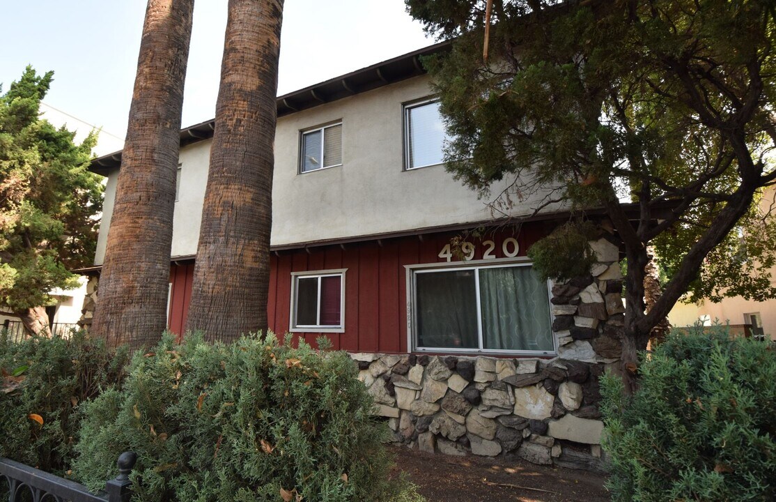 4920 Laurel Canyon Blvd in Los Angeles, CA - Foto de edificio