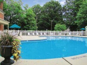 105 Village Ln in Greensboro, NC - Foto de edificio - Building Photo