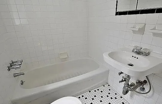 302 W 45th St in Manhattan, NY - Building Photo - Building Photo