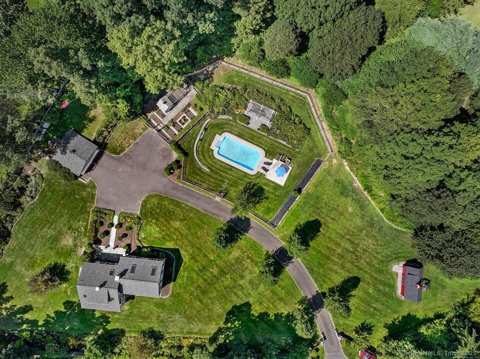 35 Putnam Park Rd in Redding, CT - Building Photo
