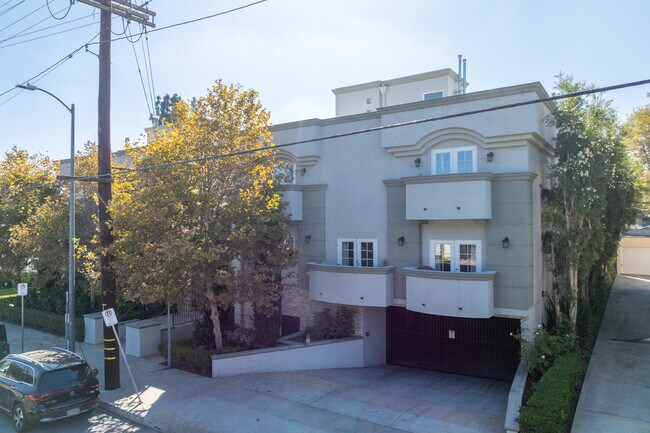 12010 Magnolia Blvd in Valley Village, CA - Foto de edificio - Building Photo