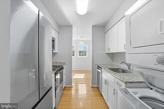 8399 Montgomery Rd in Ellicott City, MD - Foto de edificio - Building Photo