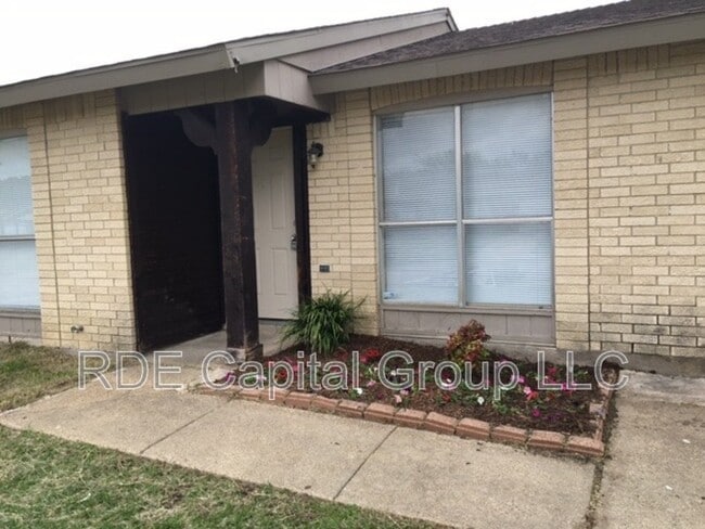 property at 1413 Eagle Pass Dr