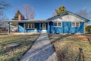 502 E Harding Dr in Urbana, IL - Building Photo