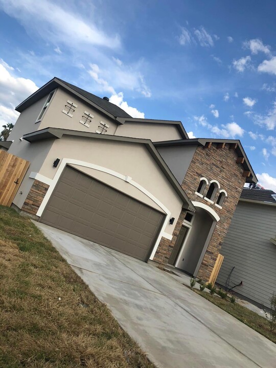 5542 Marble Falls St in Laredo, TX - Foto de edificio