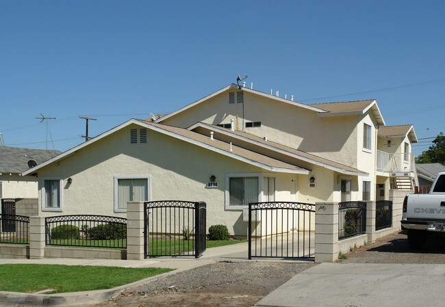 1101 S Merrill St in Corona, CA - Foto de edificio - Building Photo