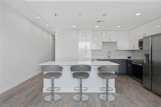 1709 N Tamiami Trl in Sarasota, FL - Building Photo - Building Photo