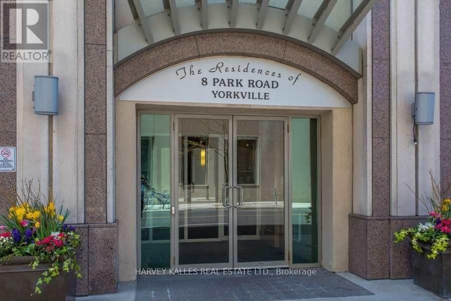 8 Park Rd in Toronto, ON - Building Photo