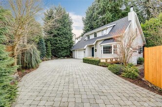 12040 14th Avenue Northeast in Seattle, WA - Foto de edificio - Building Photo