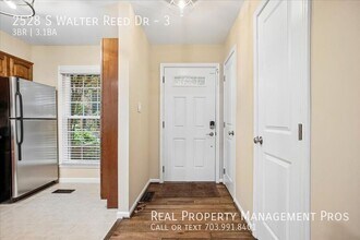 2528 S Walter Reed Dr in Arlington, VA - Building Photo - Building Photo
