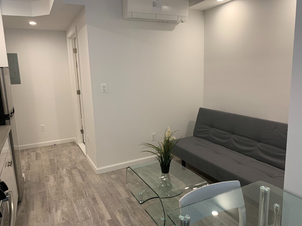 433 W 53rd St in New York, NY - Building Photo