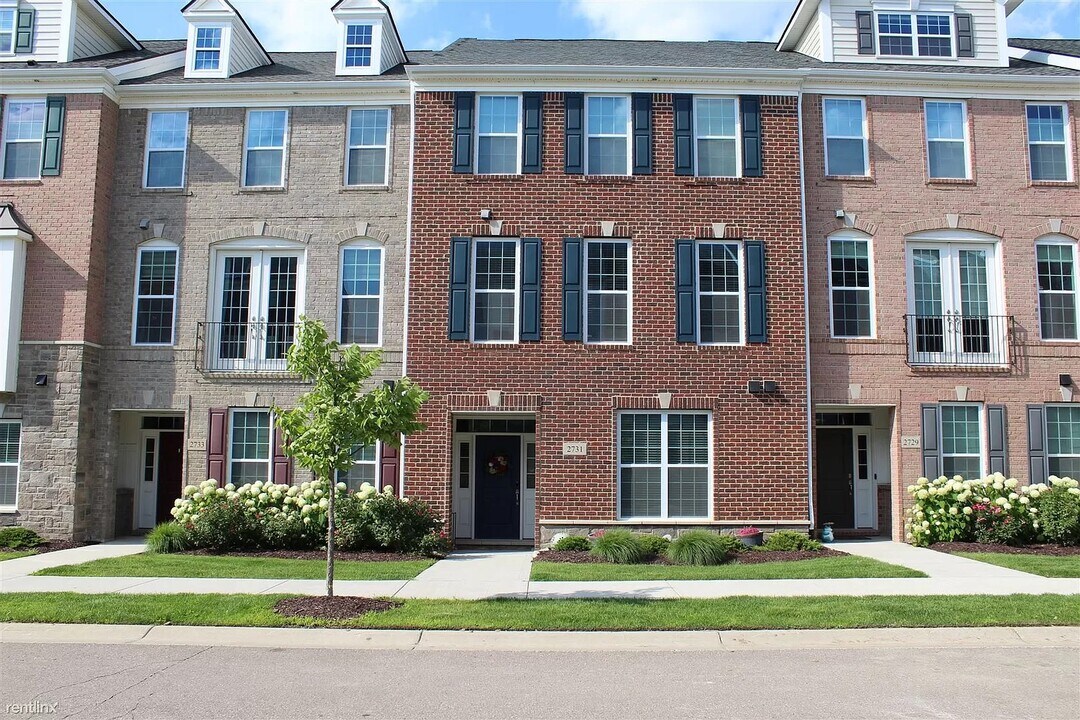 2731 S Spurway Dr in Ann Arbor, MI - Building Photo