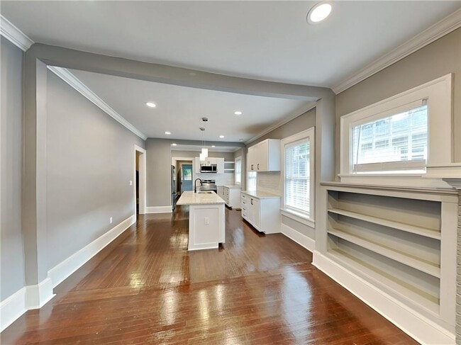 2147 Cascade Rd in Atlanta, GA - Foto de edificio - Building Photo