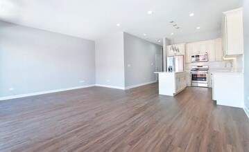 1335 W Taylor St, Unit 2 in Chicago, IL - Foto de edificio - Building Photo