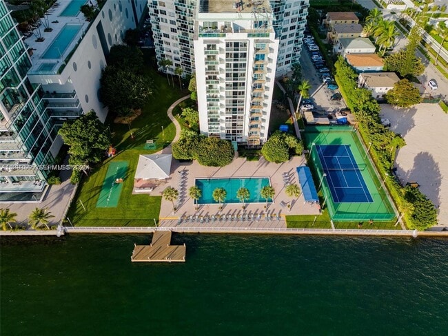 3301 SW 5th St, Unit 307 in Miami, FL - Foto de edificio - Building Photo